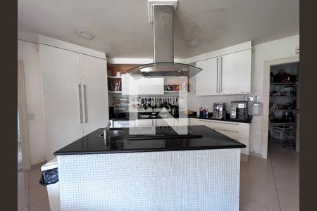 Casa à venda com 700m², 4 quartos e 5 vagas Casa à venda com 700m², 4 quartos e 5 vagasCozinha
