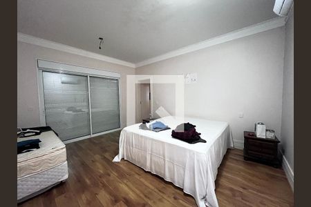 Casa à venda com 700m², 4 quartos e 5 vagas Casa à venda com 700m², 4 quartos e 5 vagasQuarto