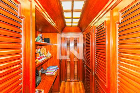 Casa à venda com 620m², 3 quartos e 7 vagasCloset