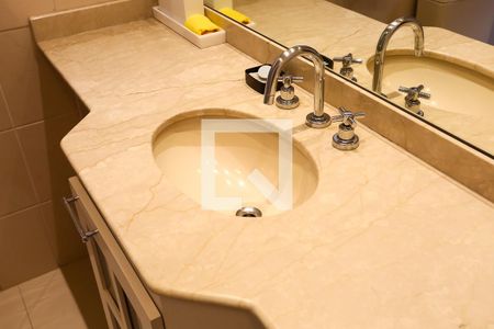 Apartamento à venda com 230m², 3 quartos e 4 vagas Apartamento à venda com 230m², 3 quartos e 4 vagasBanheiro da Suíte 2