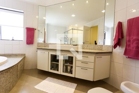 Apartamento à venda com 230m², 3 quartos e 4 vagas Apartamento à venda com 230m², 3 quartos e 4 vagasBanheiro da Suíte 3