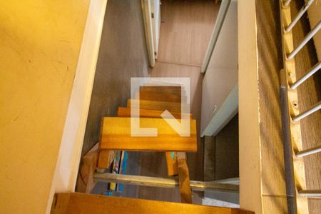 Casa de condomínio à venda com 68m², 2 quartos e 1 vaga Casa de condomínio à venda com 68m², 2 quartos e 1 vagaSótão / Escada