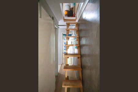 Casa de condomínio à venda com 68m², 2 quartos e 1 vaga Casa de condomínio à venda com 68m², 2 quartos e 1 vagaEscada do Sótão