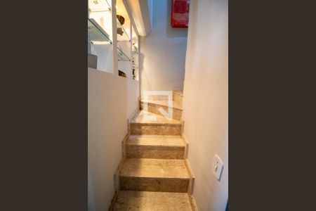 Casa de condomínio à venda com 68m², 2 quartos e 1 vaga Casa de condomínio à venda com 68m², 2 quartos e 1 vagaEscada para os Quartos