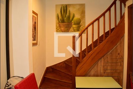 Casa à venda com 140m², 2 quartos e sem vagaEscada sobe