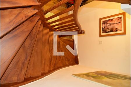 Casa à venda com 140m², 2 quartos e sem vagaEscada desce