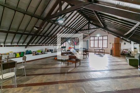 Casa à venda com 530m², 3 quartos e 3 vagasSótão