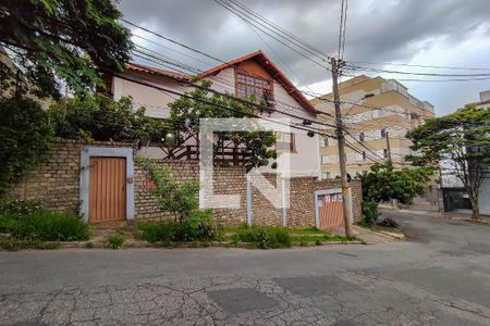 Casa à venda com 530m², 3 quartos e 3 vagasFachada