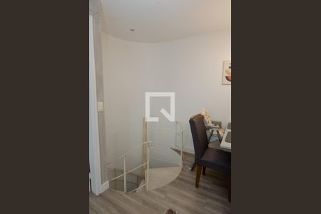 Apartamento à venda com 110m², 3 quartos e 2 vagas Apartamento à venda com 110m², 3 quartos e 2 vagasEscada