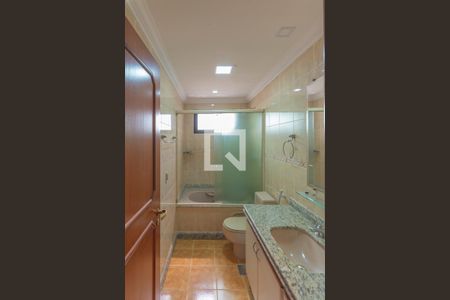 Apartamento para alugar com 260m², 4 quartos e 4 vagas Apartamento para alugar com 260m², 4 quartos e 4 vagasBanheiro da Suíte 1