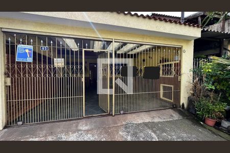 Casa à venda com 200m², 3 quartos e 2 vagas Casa à venda com 200m², 3 quartos e 2 vagasFachada