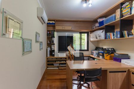 Casa de condomínio à venda com 374m², 4 quartos e 6 vagas Casa de condomínio à venda com 374m², 4 quartos e 6 vagasEscritório