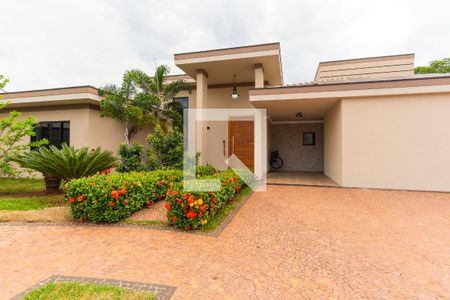 Casa de condomínio à venda com 374m², 4 quartos e 6 vagas Casa de condomínio à venda com 374m², 4 quartos e 6 vagasFachada