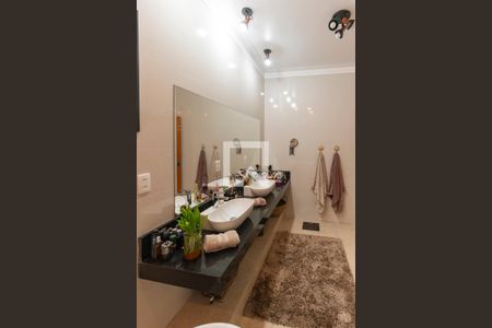 Casa de condomínio à venda com 374m², 4 quartos e 6 vagas Casa de condomínio à venda com 374m², 4 quartos e 6 vagasBanheiro da Suíte 1