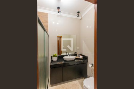 Casa de condomínio à venda com 374m², 4 quartos e 6 vagas Casa de condomínio à venda com 374m², 4 quartos e 6 vagasBanheiro da Suíte 2