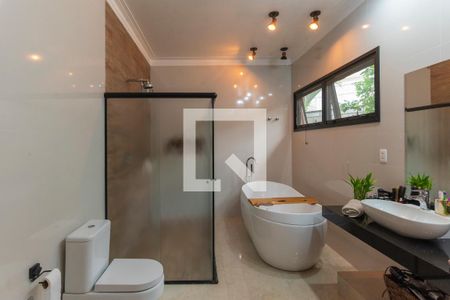 Casa de condomínio à venda com 374m², 4 quartos e 6 vagas Casa de condomínio à venda com 374m², 4 quartos e 6 vagasBanheiro da Suíte 1