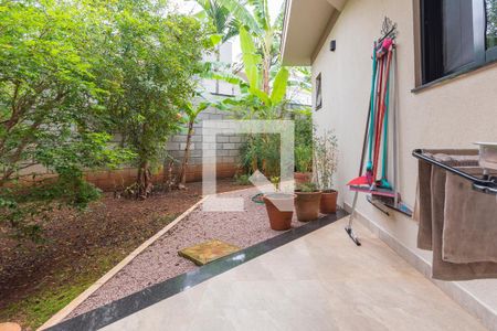 Casa de condomínio à venda com 374m², 4 quartos e 6 vagas Casa de condomínio à venda com 374m², 4 quartos e 6 vagasJardim/Pomar