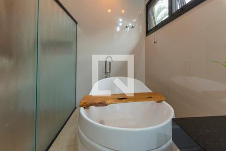 Casa de condomínio à venda com 374m², 4 quartos e 6 vagas Casa de condomínio à venda com 374m², 4 quartos e 6 vagasBanheiro da Suíte 1