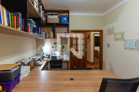 Casa de condomínio à venda com 374m², 4 quartos e 6 vagas Casa de condomínio à venda com 374m², 4 quartos e 6 vagasEscritório