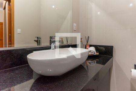 Casa de condomínio à venda com 374m², 4 quartos e 6 vagas Casa de condomínio à venda com 374m², 4 quartos e 6 vagasBanheiro da Suíte 2