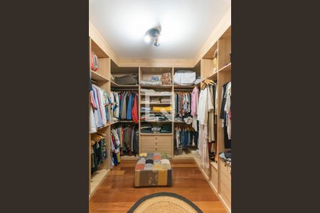 Casa de condomínio à venda com 374m², 4 quartos e 6 vagas Casa de condomínio à venda com 374m², 4 quartos e 6 vagasCloset da Suíte 1