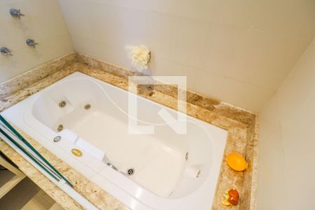 Casa de condomínio à venda com 550m², 5 quartos e 5 vagas Casa de condomínio à venda com 550m², 5 quartos e 5 vagasBanheiro Suíte 3