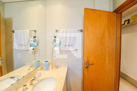 Casa de condomínio à venda com 550m², 5 quartos e 5 vagas Casa de condomínio à venda com 550m², 5 quartos e 5 vagasBanheiro Suíte 1