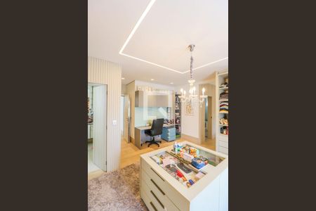 Casa de condomínio à venda com 550m², 5 quartos e 5 vagas Casa de condomínio à venda com 550m², 5 quartos e 5 vagasCloset Suíte 3