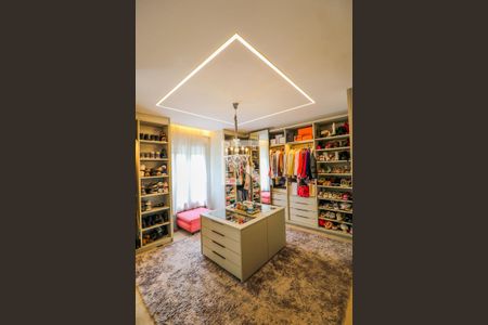 Casa de condomínio à venda com 550m², 5 quartos e 5 vagas Casa de condomínio à venda com 550m², 5 quartos e 5 vagasCloset Suíte 3