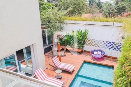 Casa de condomínio à venda com 550m², 5 quartos e 5 vagas Casa de condomínio à venda com 550m², 5 quartos e 5 vagasVista Sala de TV
