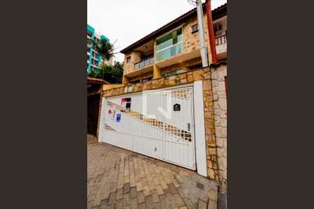 Casa à venda com 260m², 4 quartos e 4 vagasFachada