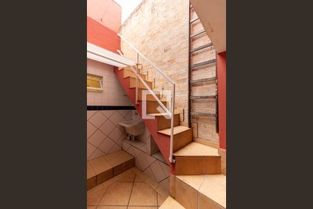 Casa à venda com 95m², 2 quartos e 2 vagas Casa à venda com 95m², 2 quartos e 2 vagasEscada