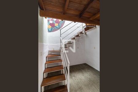 Casa à venda com 95m², 2 quartos e 2 vagas Casa à venda com 95m², 2 quartos e 2 vagasEscada