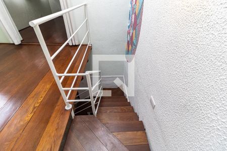Casa à venda com 95m², 2 quartos e 2 vagas Casa à venda com 95m², 2 quartos e 2 vagasEscada