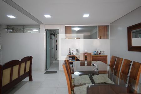 Casa à venda com 220m², 4 quartos e 2 vagasSala de TV