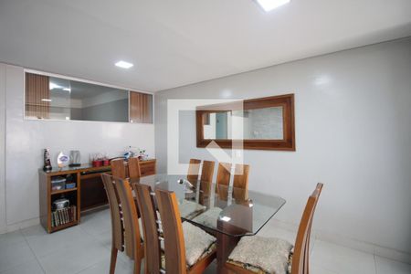 Casa à venda com 220m², 4 quartos e 2 vagasSala de TV