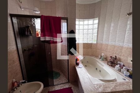 Casa à venda com 352m², 4 quartos e 4 vagasBanheiro