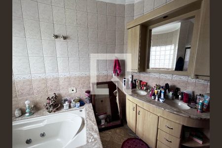 Casa à venda com 352m², 4 quartos e 4 vagasBanheiro