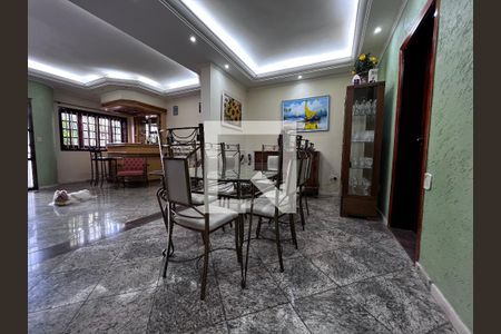 Casa à venda com 352m², 4 quartos e 4 vagasBanheiro