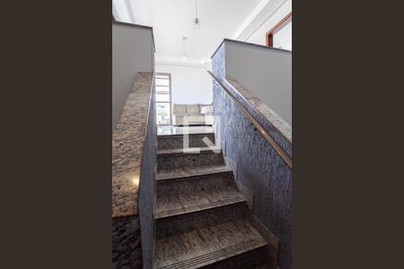 Apartamento à venda com 220m², 5 quartos e 3 vagasEscada