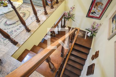 Casa à venda com 519m², 4 quartos e 4 vagas Casa à venda com 519m², 4 quartos e 4 vagasEscada