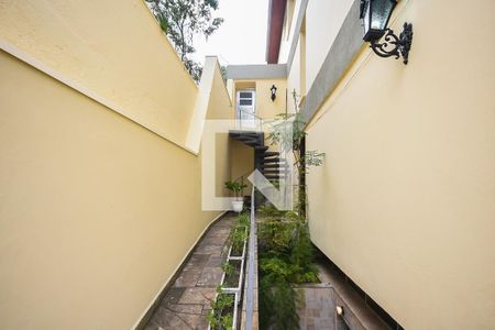Casa à venda com 519m², 4 quartos e 4 vagas Casa à venda com 519m², 4 quartos e 4 vagasLateral