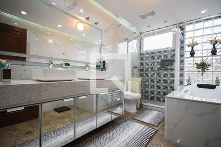 Casa à venda com 519m², 4 quartos e 4 vagas Casa à venda com 519m², 4 quartos e 4 vagasBanheiro