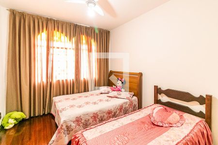 Casa à venda com 315m², 3 quartos e 8 vagas Casa à venda com 315m², 3 quartos e 8 vagasQuarto 2