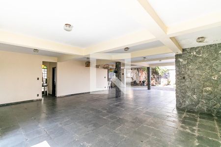 Casa à venda com 315m², 3 quartos e 8 vagas Casa à venda com 315m², 3 quartos e 8 vagasGaragem