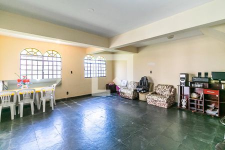 Casa à venda com 315m², 3 quartos e 8 vagas Casa à venda com 315m², 3 quartos e 8 vagasÁrea comum