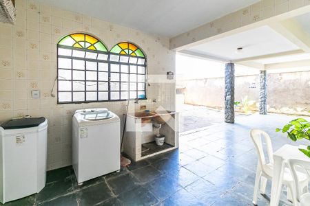 Casa à venda com 315m², 3 quartos e 8 vagas Casa à venda com 315m², 3 quartos e 8 vagasÁrea de Serviço