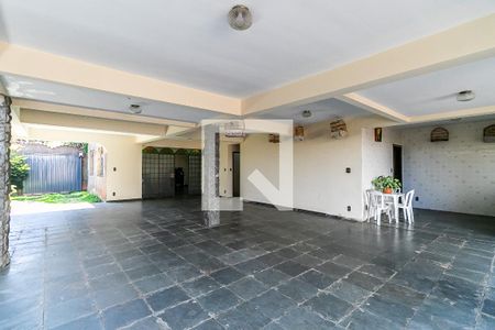 Casa à venda com 315m², 3 quartos e 8 vagas Casa à venda com 315m², 3 quartos e 8 vagasGaragem