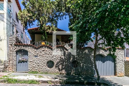 Casa à venda com 315m², 3 quartos e 8 vagas Casa à venda com 315m², 3 quartos e 8 vagasFachada