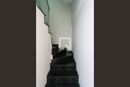 Casa à venda com 143m², 3 quartos e 2 vagas Casa à venda com 143m², 3 quartos e 2 vagasEscada de entrada